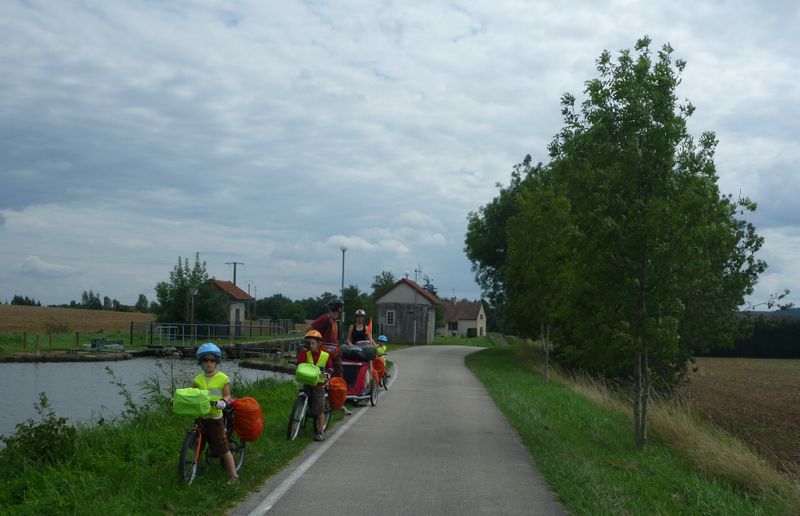 Une jolie famille de cyclotouristes rencontrés rapidement sur le canal de Bourgogne en 2010 