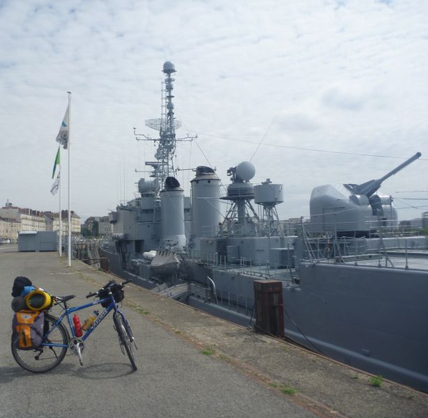 Fanette posant nue devant le Maillé Brézé à Nantes en 2010