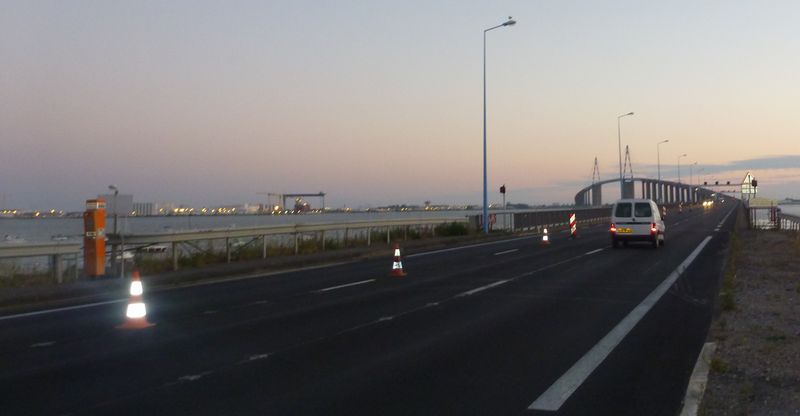 Piste dite cyclabe ou bande dite cyclable sur le Pont de st nazaire en 2010