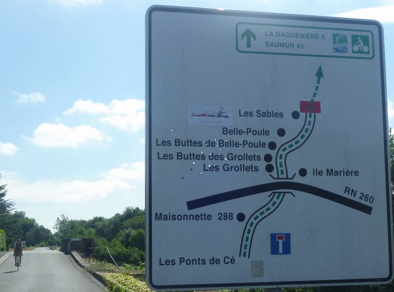 De grandes pancartes informesnt sur le parcours à bicyclette le long dela Loire en 2010
