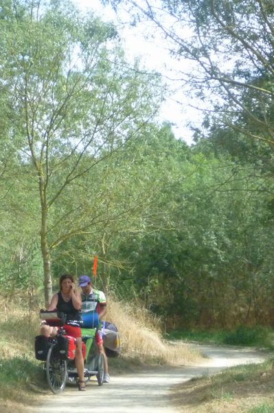 Incorrigibles citadins, même en pleine forêt il faut téléphoner, l'aventura, maus pas trop quand même..