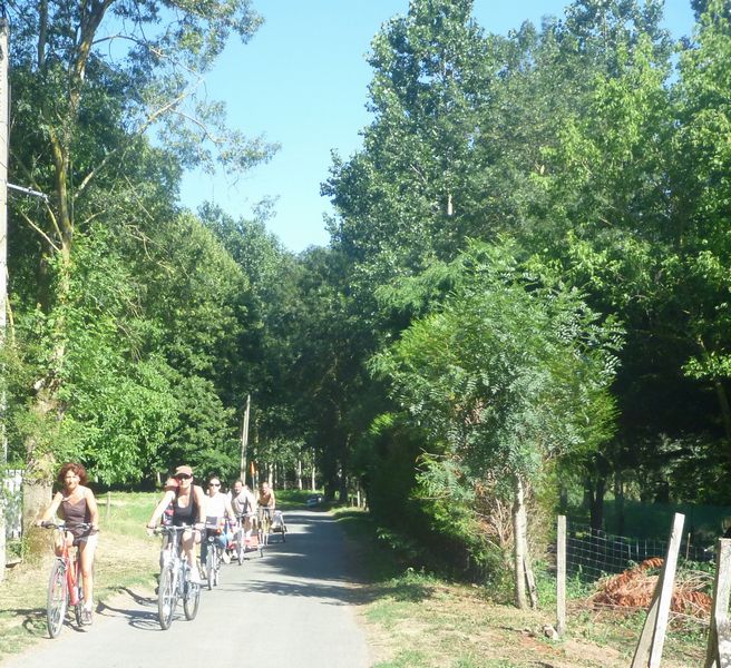 Peleton de belles gambettes en goguette sur les bords de Loire en 2010