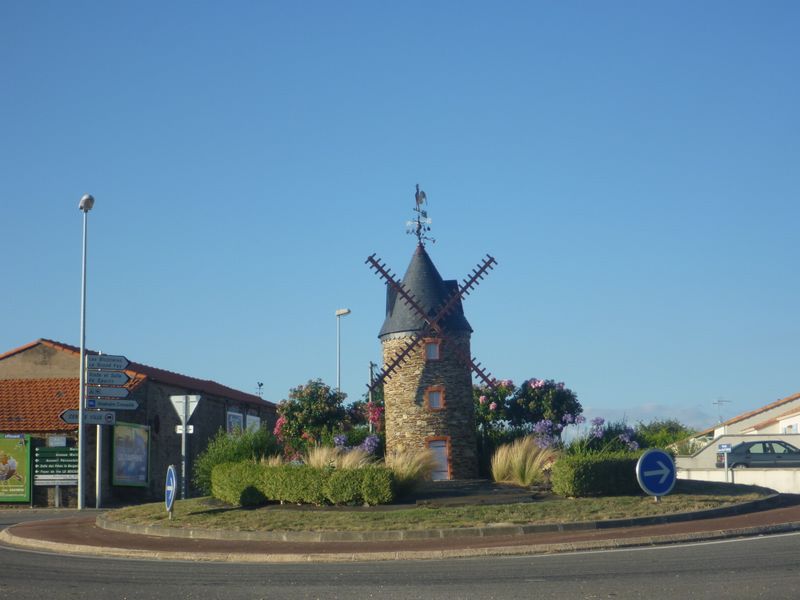 Moulin à vent dans un giratoire en vendée