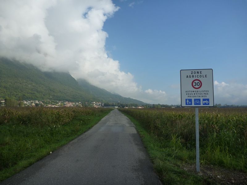 Rouler en sécurité en zone agricole du grésivaudan, oui sauf quand ces gros connards qui sortent du travail y roulent comme des dingues