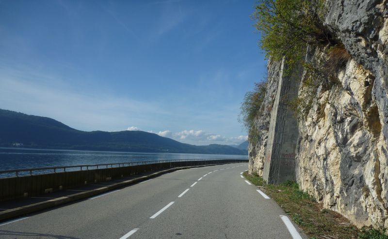 La route du bord du lac d'aix les bains , ou sont les bandelettes cyclables ?
