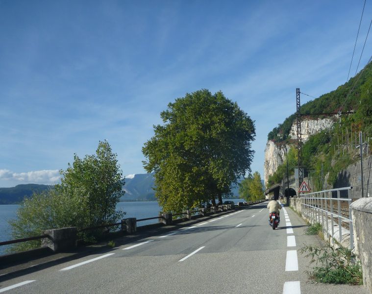 La bande dite parfois cyclable le long de la route de aix les bains à seyssel par la chautagne demande parfois plus d'attention, la preuve les herbes folles