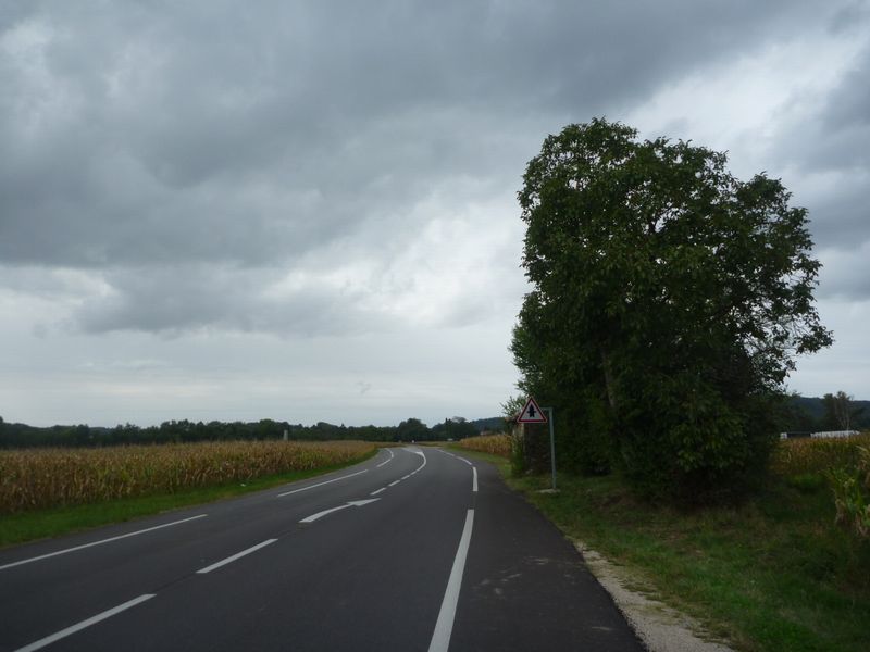 Belle surlageur cyclable entre le pont de Lagnieu et St Sorlin en Bugey, pas la peine de mettre des millions le long du fleuve..
