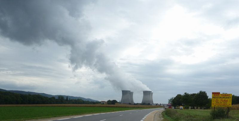 La centrale nucleaire de st vulbas le bugey vue par un cyclo-touriste en 2010, elle donne déjà le sens du vent ..
