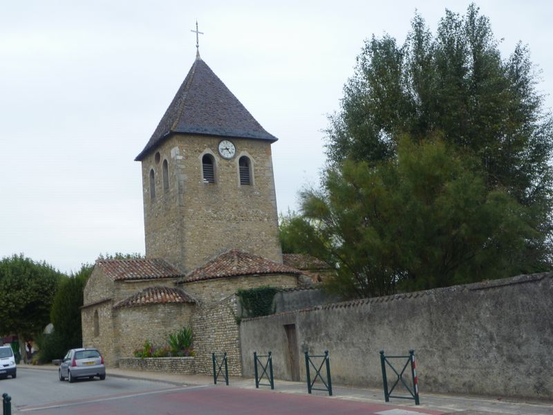 Eglise de saint Maurice de Gourdans en Dombes en 2010, vue par un cyclo-touriste 