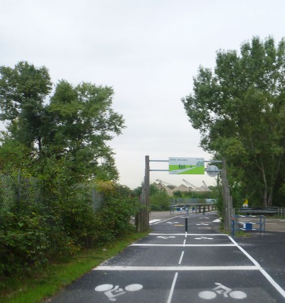 Entrée de la piste cyclable de Miribel à Lyon en 2010, z'attendent quoi ces c.. pour baliser via-Rhôna, des coups de pieds dans le c..