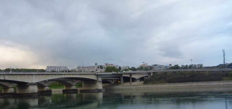 Lyon arrivée par le nord , le long du rhône, 1er pont sur le fleuve en 2010