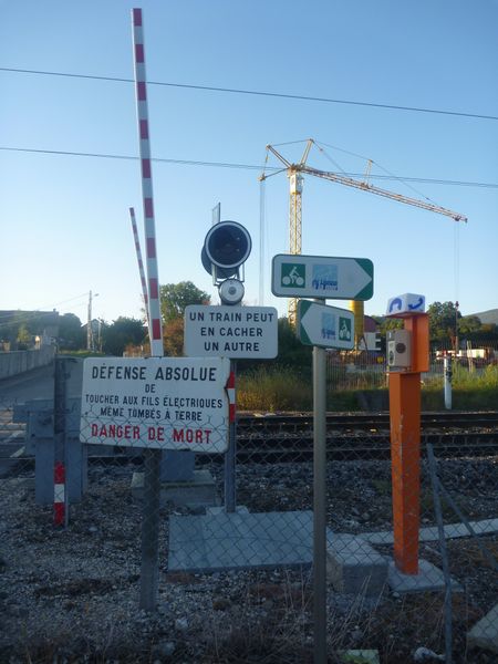 Début du balisage de la Via-Rhôna à Valleiry haute-savoie en 2010 parmi une foule de panneaux Sncf assez succulants