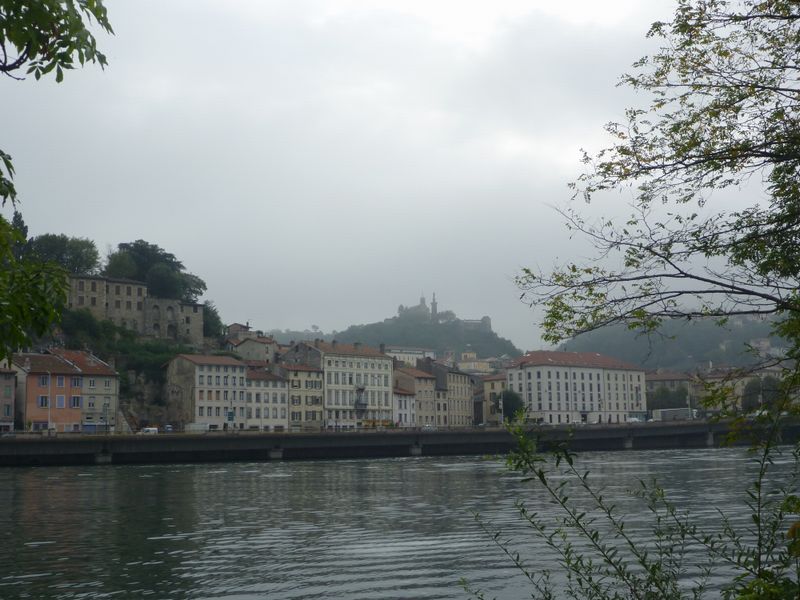 La via rhôna offre depuis les berges du Rhône un beau travelling sur la ville de Vienne isere en France en 2010