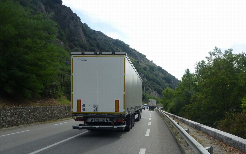 Sur la Via Rhôna le long de la Rn 7 peu avant Tain l'Hermitage en 2010 : une bandelette cyclable permet d'avoir l'espoir de survivre