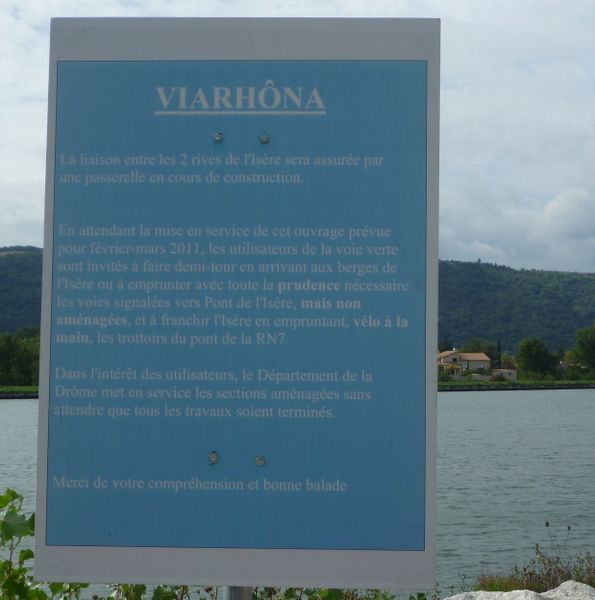 Ouf, le panneaux expliquant que le pont sur l'isere n'est pas encore opérationnel est posé enfin en amont de la Roche de Glun, suivre donc le village de la Roche de Glun to go to the Sud