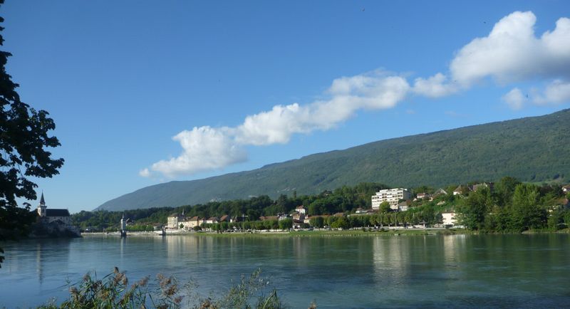 Seyssel vu des bords du rhône en 2010