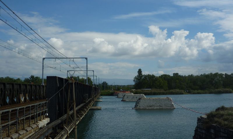 En 2010, le pont passerelle cyclable audessus de l'isere entre Valence et Roche de Glun, se construit