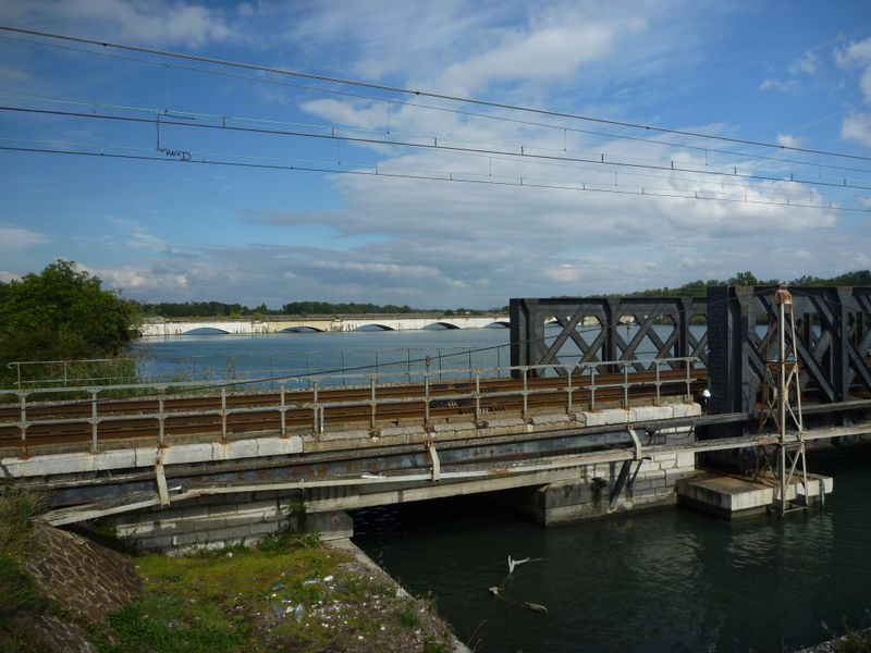 Ce lieu se nomme Pont sur Isere et pour cause : Le pont de chemin de fer et le pont sur a RN 7 et en 2011 la passerelle cyclable