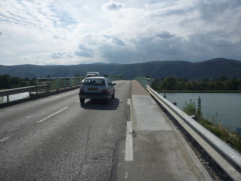 Pont sur le Rhône a saint vallier : bonne idée cette rampe pour cyclistes , auraient on enfin écouté le glaude ?