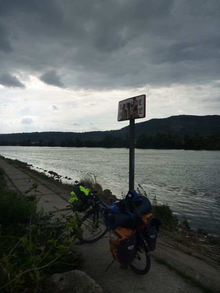 Mieux vaut savoir nager sur la via rhôna au sud de Valence, les pieds dans l'eau en effet