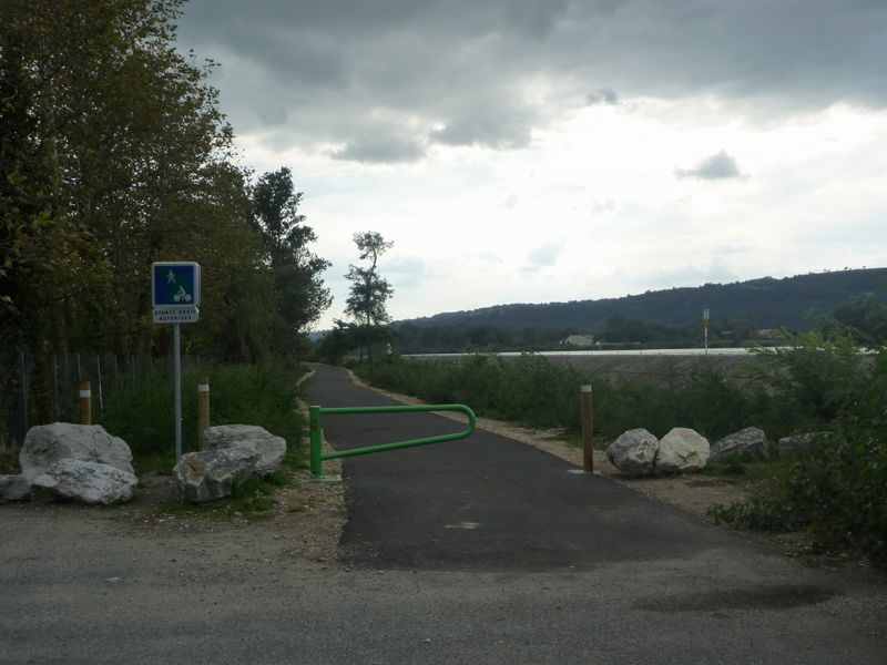 Ouf, on trouve une belle piste cyclable après ce scabreux passage à Valence en 2010