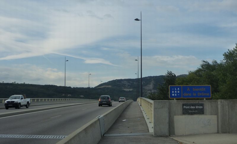 Le pont des Lônes et sa passerelle cyclable et cyclistes au dessus du Rhône au sud de valence en 2010