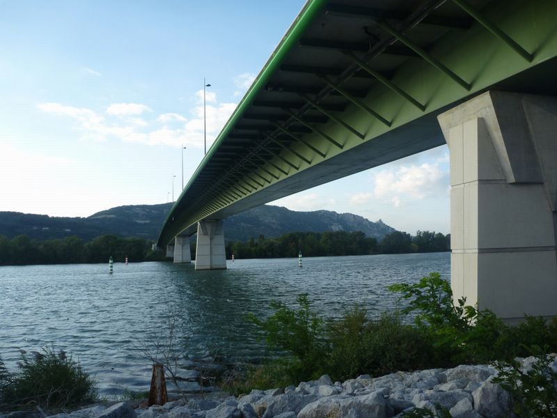 Le fameux pont des Lônes au dessus du Rhône en 2010, vu de dessous