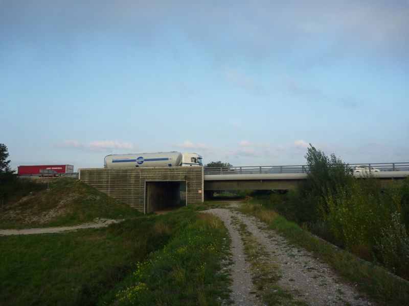 L'autoroute A 7 vue des berges de la Drôme en 2010