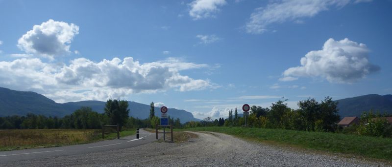 Fin , sans explication de la voie verte Via rhôna à Virignin, on va ou la ? se demandent les hollandais, allemands, sacochards de tous pays unissez vous et criez à l'unisson..