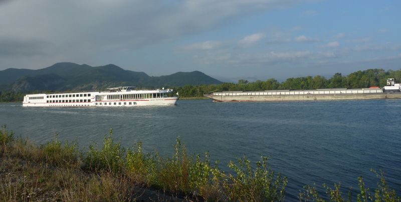 Quand un bâteau de plaisance croise une barge sur le Rhône en 2010 au Pouzin