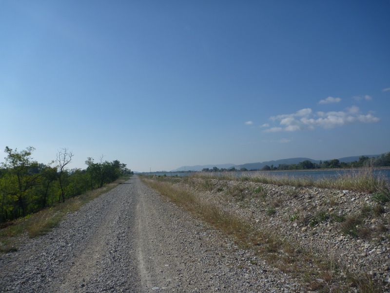 Les berges entre le Pouzin et Montélimar sont caillouteuses mais cyclables en 2010
