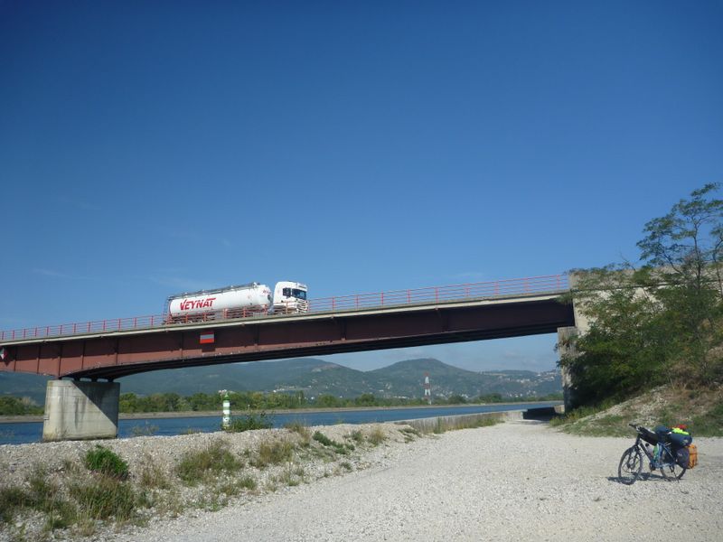Le pont accedant à Montélimar, fin de cette bambée along the via-Rhôna 2010