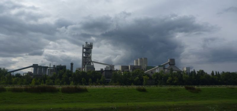 Vu sur la cimenterie de Montalieu Vercieu le long de la Via Rhôna en 2010