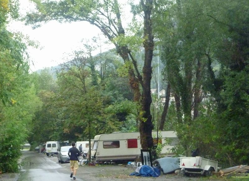 La piste cyclable à grenoble en 2010 entre camps de Roms et isere
