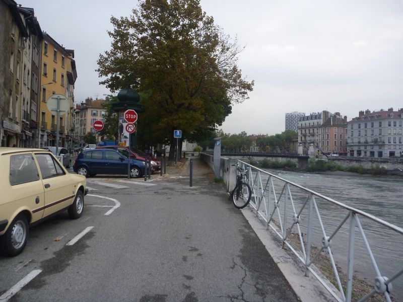 Depuis la fin de la voie verte, longer les quais pour se diriger vers Chambéry