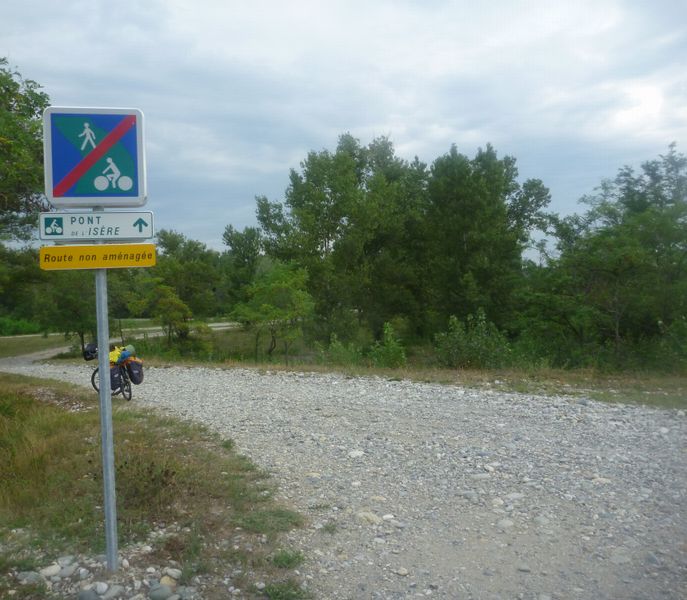Si toutefois vous decidez de continuer ici, attention, cailloux sur 200 m et puis petite route et .. RN 7