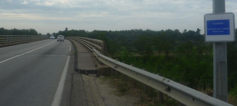 La Rn 7 emjambe l'isere en 2010 par ce pont sur lequel les cyclistes sont invités à jouer à la roulette Russe