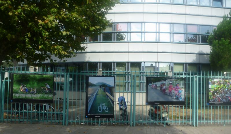 Ouf, voici arrivé à Valence devant le CG 26, décoré aux couleurs cyclistes en 2010