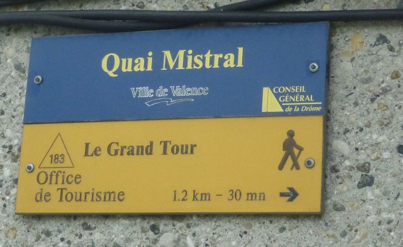 En fait la viarhona emprunte le Balisage pedestre le long du rhône entre les deux ponts