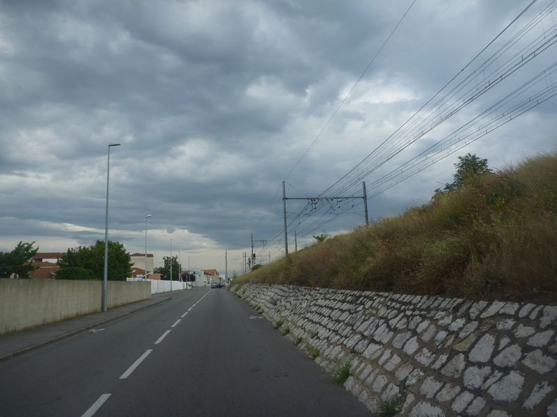 Malgré une grande attention, je loupe les balises, peu importe je connais, et longe le chemin de fer vers le Nord