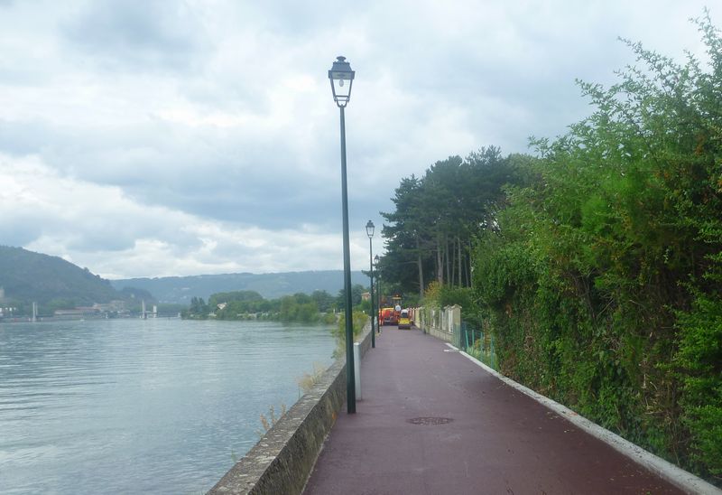 Retour a Tain l'Hermitage en plein goudronnage de la via Rhona cet aiut 2010