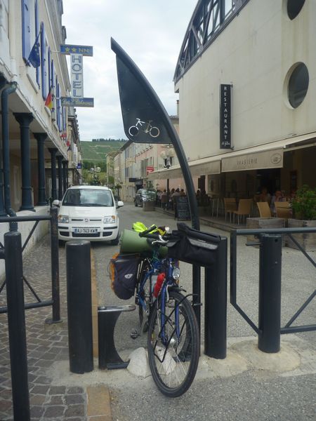 On connaissait les passages a poisson, voici en 2010, les passages ou bac a cyclistes ou velos a Tain l'hermitage