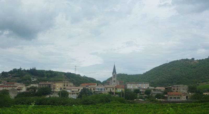 Petite ville de .. a deux roues de la RN 7, on peut meme eviter un instant la grand' route en y passant