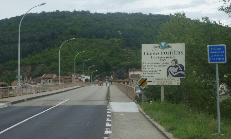 Voila que je retrouve ST Vallier et le pont sur le Rhone : Remarquez l'acces pour les velos pas tres franc cependant