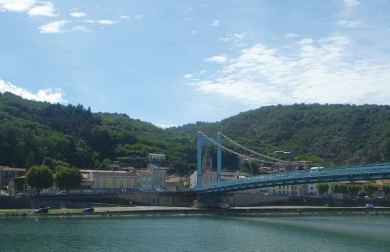 Le Pont reliant sablons à serrieres en ardeche est équipée de passerelles cyclables, bravo