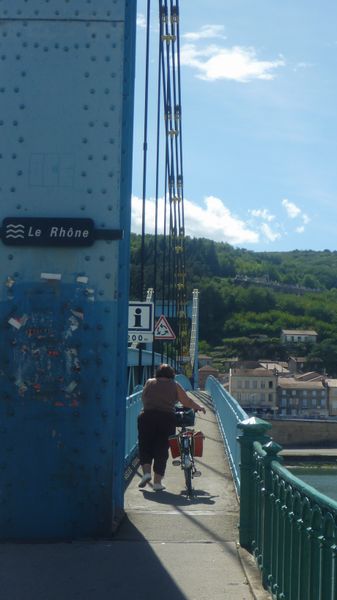 Belle passerelle cyclistes sur le rhone entre sablons et serrieres en 2010