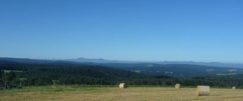 Ca y est l'auvergne : vue sur la chaine des puys a la sortie des Setoux : endorphinatoire .