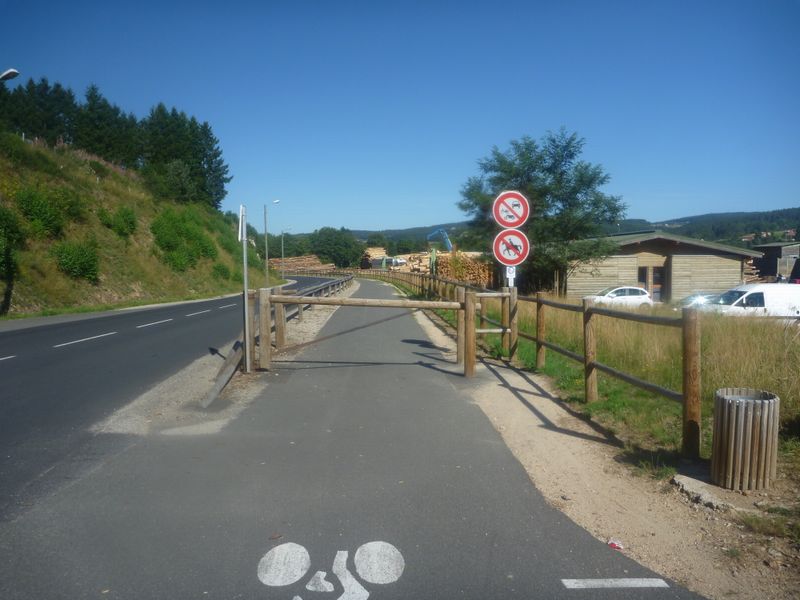 Piste cyclable de Dunieres Riotord , jolie mais un peu trop barrierée, c'est slalom en Auvergne