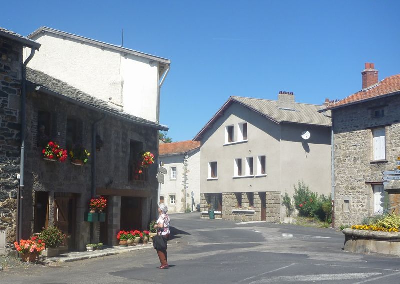 Il existe encore des villages ou les gens se parlent comme ici en Auvergne..