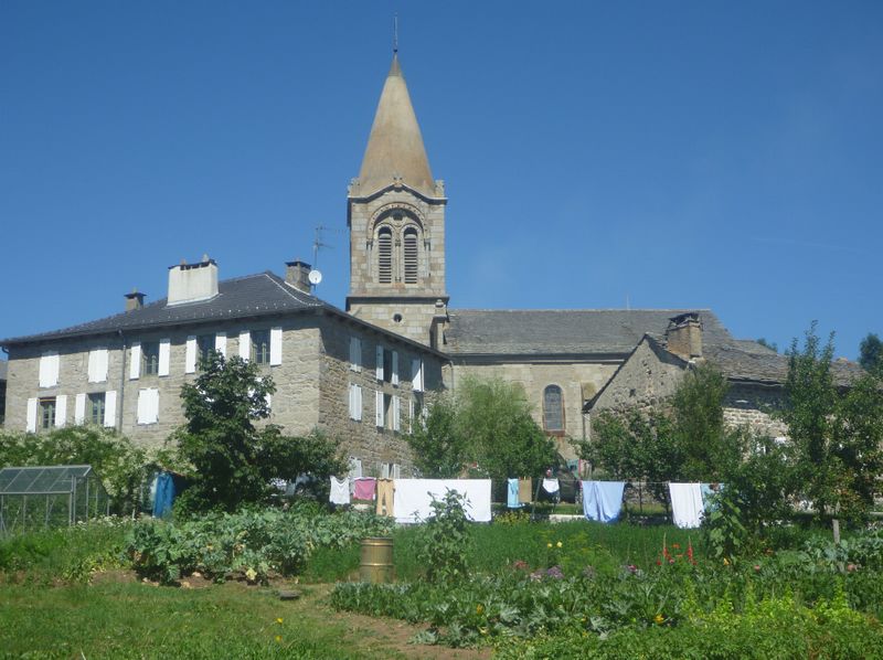 Eglise et village en pierre noire du Velav